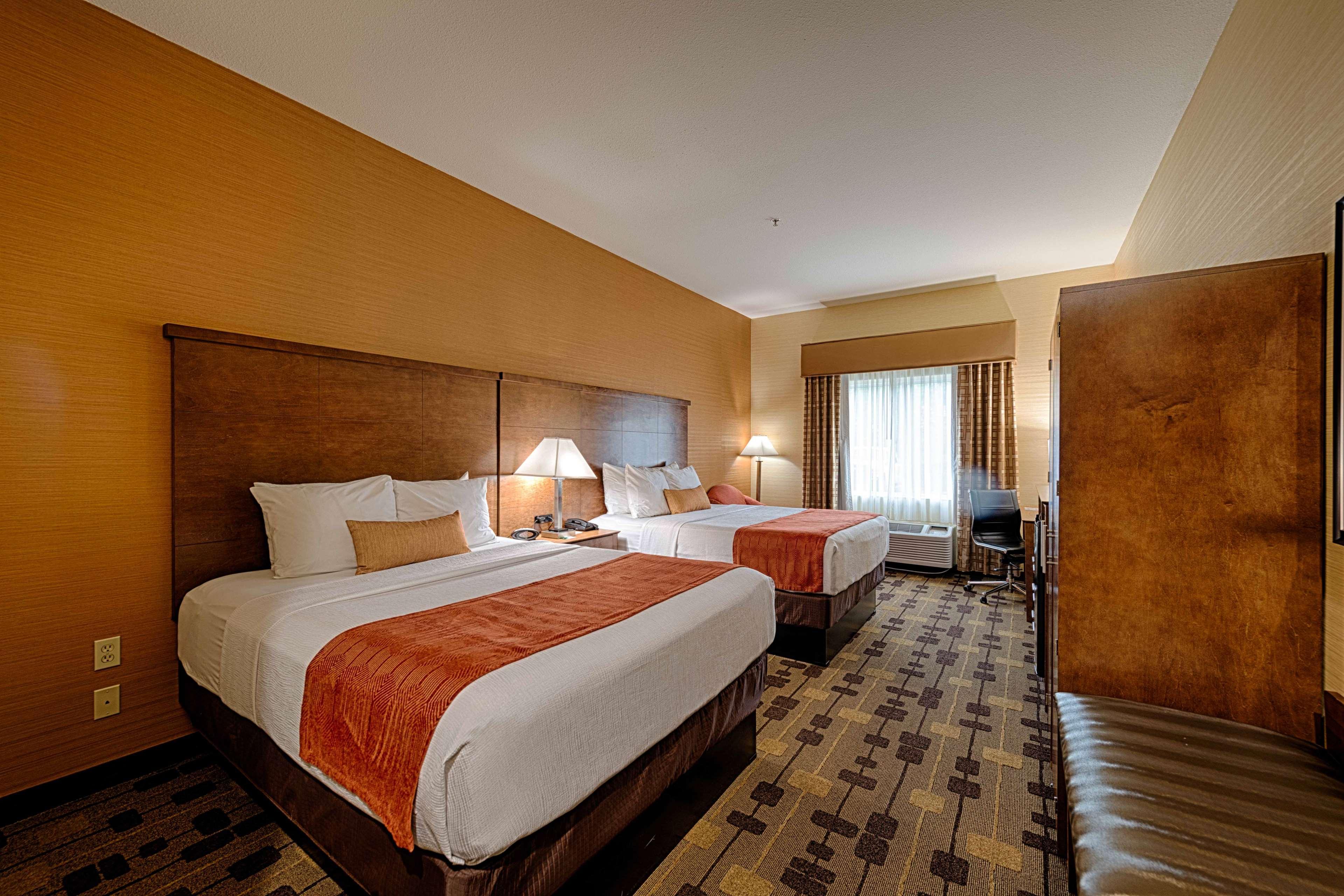 Best Western Plus Delta Inn & Suites Oakley Exterior photo