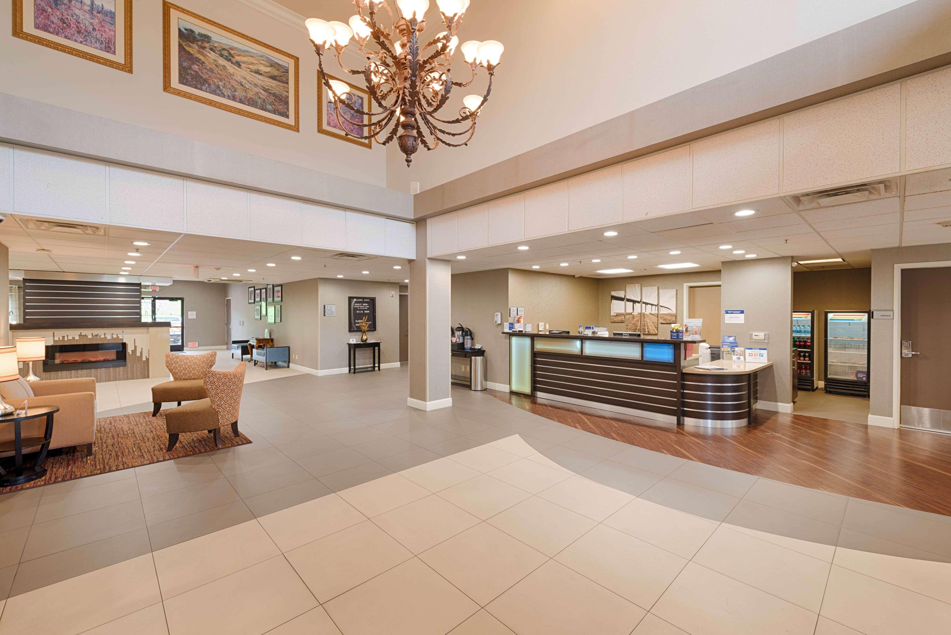 Best Western Plus Delta Inn & Suites Oakley Exterior photo