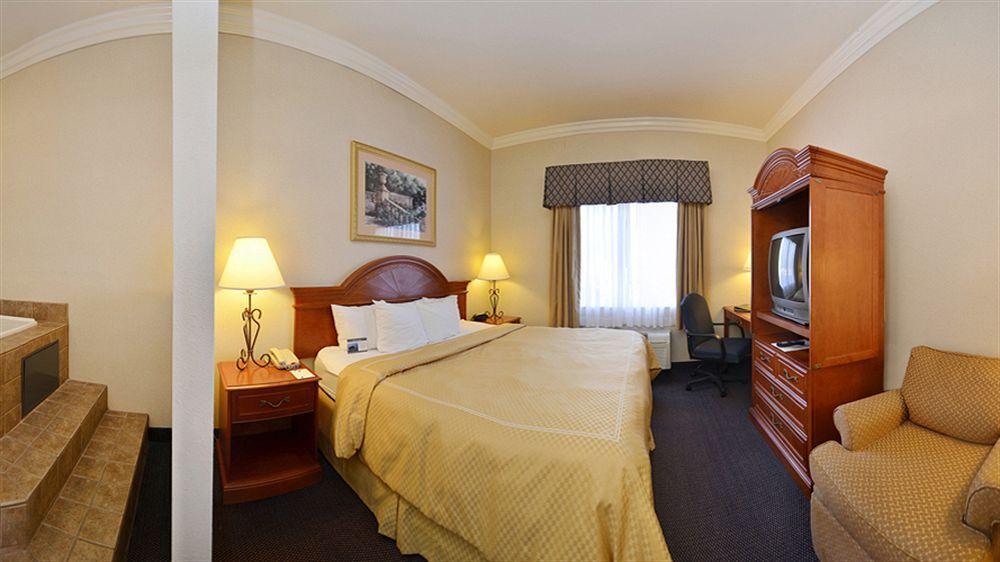 Best Western Plus Delta Inn & Suites Oakley Exterior photo
