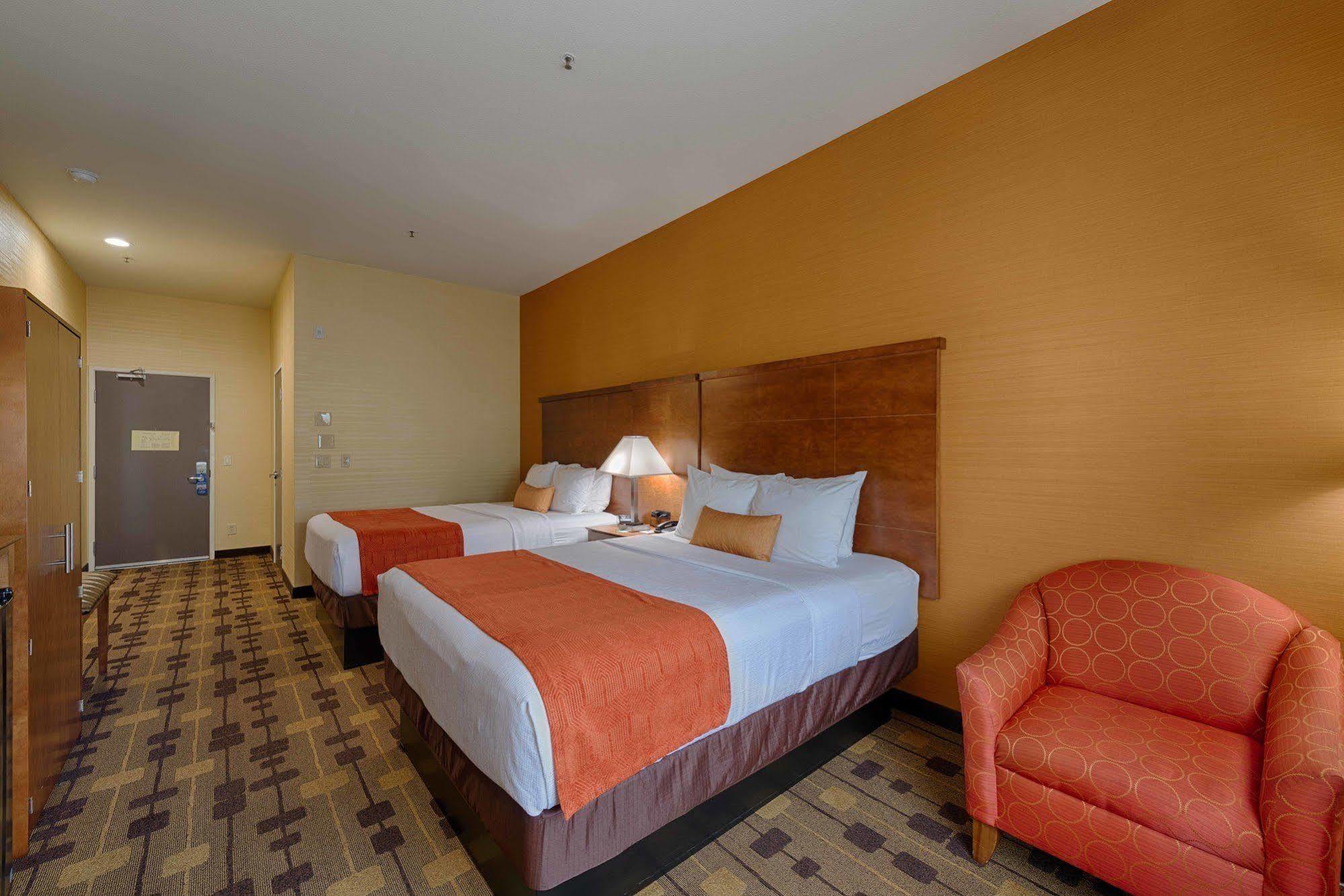 Best Western Plus Delta Inn & Suites Oakley Exterior photo